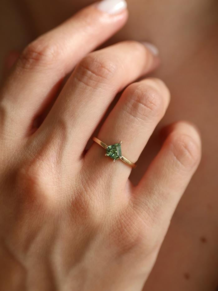 Nangi fine jewelry - green ring in yellow gold