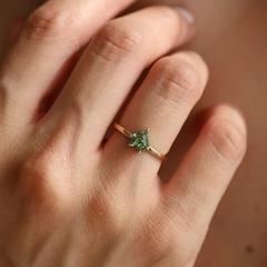 Nangi fine jewelry - green ring in yellow gold