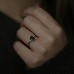Nangi fine jewelry - teal / Peacock sapphire ring in yellow gold