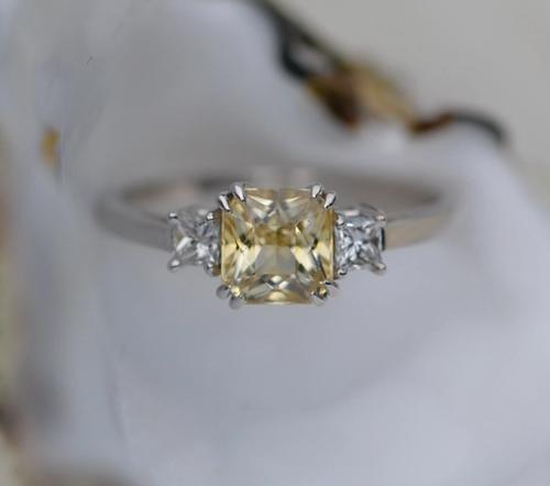 Nangi fine jewelry - yellow sapphire ring in white gold