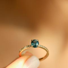 Nangi fine jewelry - teal / Peacock sapphire ring in yellow gold