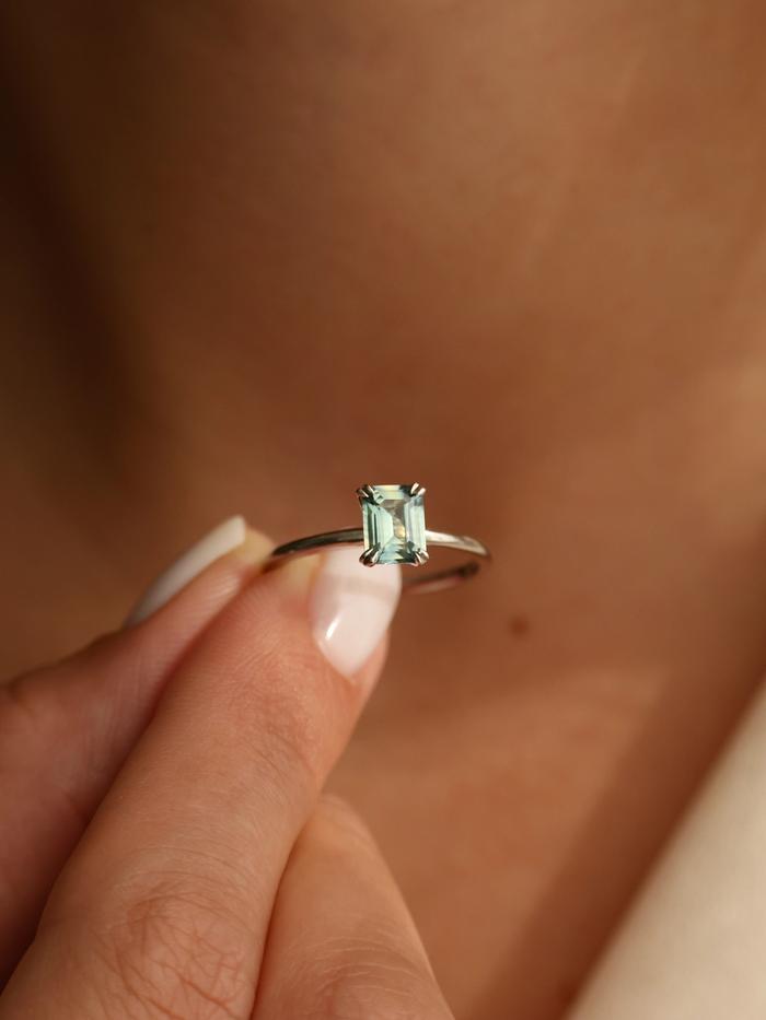 Nangi fine jewelry - green ring in white gold