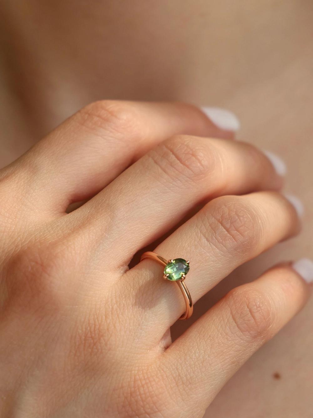 Custom Compass 0,80 ct Oval Green Tourmaline Solitaire – Yellow Gold