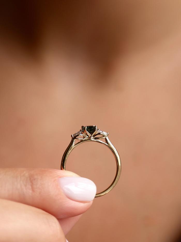 Nangi fine jewelry - teal / Peacock ring in yellow gold