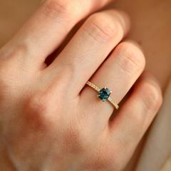 Nangi fine jewelry - teal / Peacock sapphire ring in yellow gold