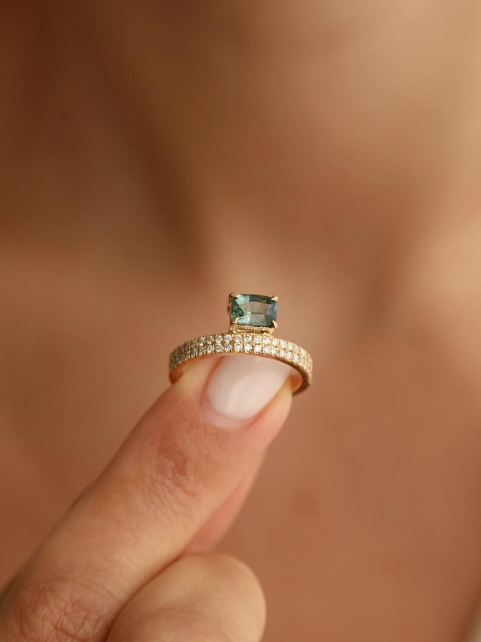 Nangi fine jewelry - teal / Peacock sapphire ring in yellow gold