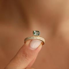Nangi fine jewelry - teal / Peacock sapphire ring in yellow gold