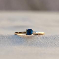 Nangi fine jewelry - blue sapphire ring in yellow gold