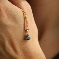 Nangi fine jewelry - blue pendant in yellow gold