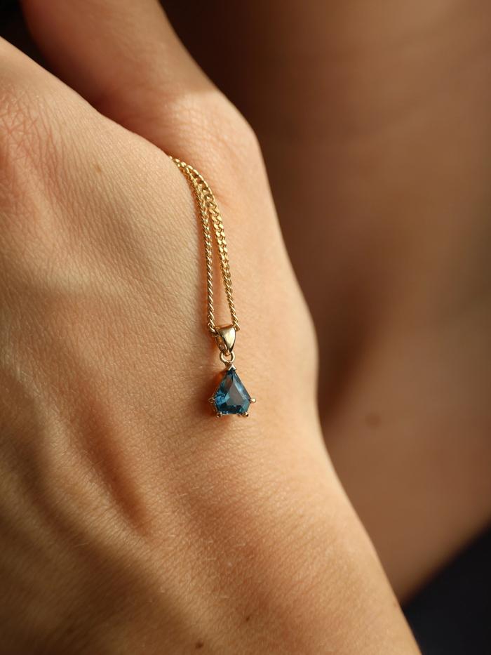 Nangi fine jewelry - blue pendant in yellow gold