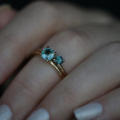 Nangi fine jewelry - green sapphire ring in yellow gold