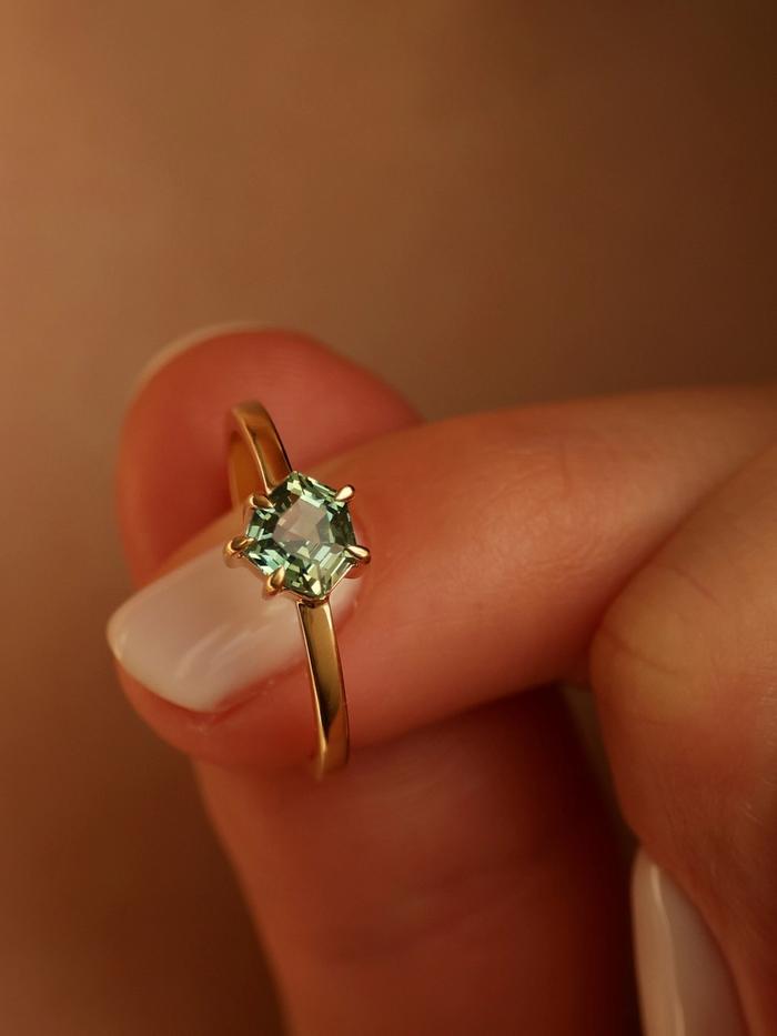 Nangi fine jewelry - green ring in yellow gold
