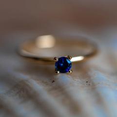 Nangi fine jewelry - teal sapphire ring in yellow gold