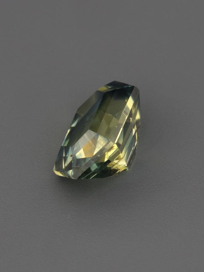 Nangi fine jewelry - green gemstone in gold
