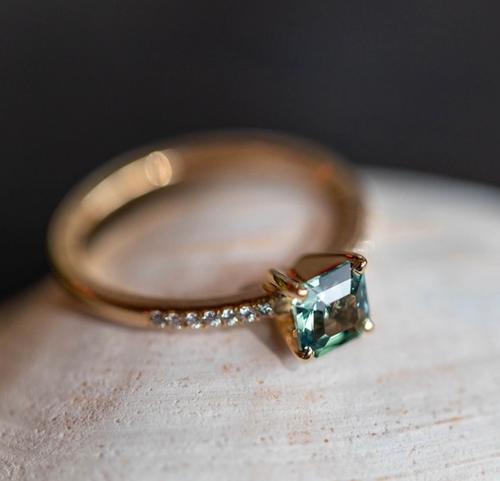 Nangi fine jewelry - green sapphire ring in yellow gold