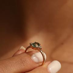Nangi fine jewelry - teal / Peacock sapphire ring in yellow gold
