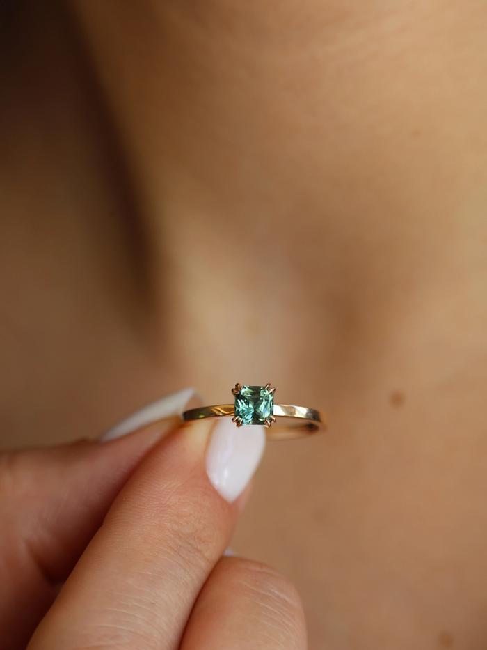 Nangi fine jewelry - teal / Peacock ring in yellow gold