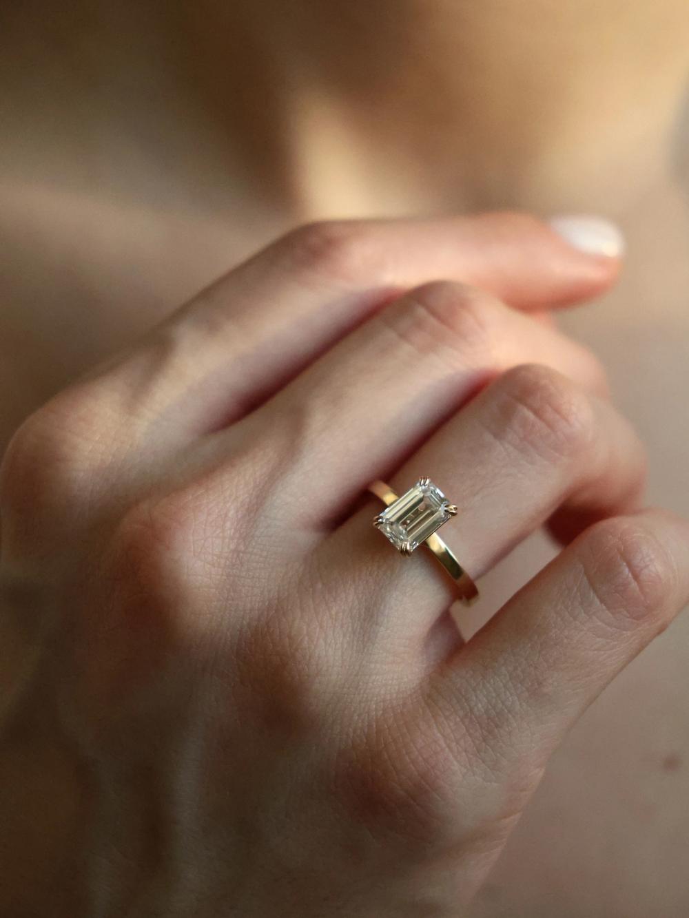 Swan Emerald Diamond Double Prong Ring (2,00 carat)