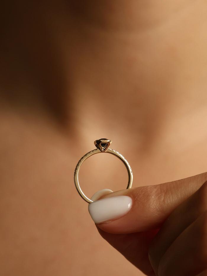 Nangi fine jewelry - green sapphire ring in yellow gold