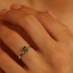 Nangi fine jewelry - green sapphire ring in white gold
