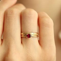 Nangi fine jewelry - red ring in yellow gold