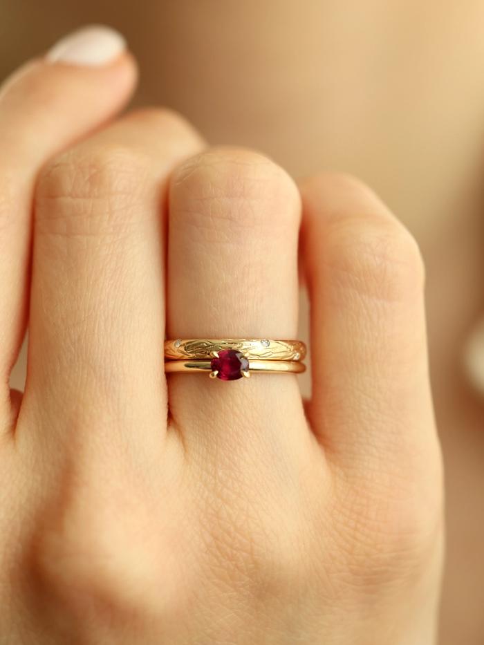 Nangi fine jewelry - red ring in yellow gold