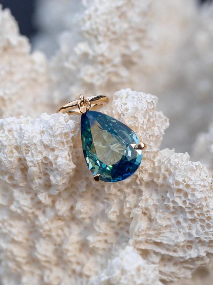 Nangi fine jewelry - blue sapphire earring in yellow gold