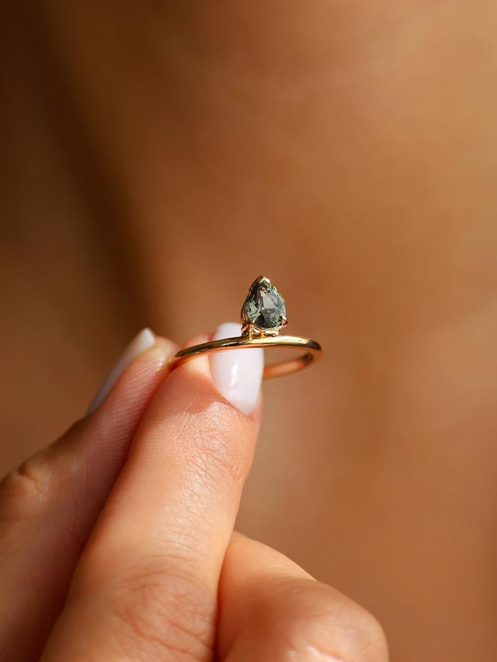 Nangi fine jewelry - brown sapphire ring in yellow gold