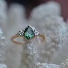 Nangi fine jewelry - green sapphire ring in rose_gold