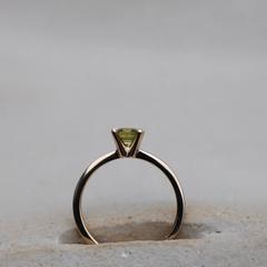 Nangi fine jewelry - green sapphire ring in yellow gold