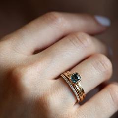 Nangi fine jewelry - teal / Peacock sapphire ring in yellow gold
