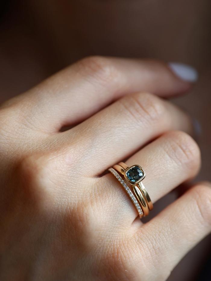 Nangi fine jewelry - teal / Peacock sapphire ring in yellow gold