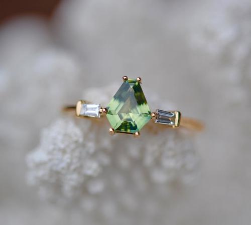 Nangi fine jewelry - green sapphire ring in yellow gold