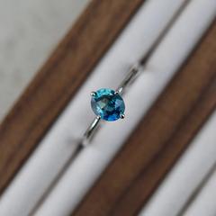 Nangi fine jewelry - blue sapphire ring in white gold