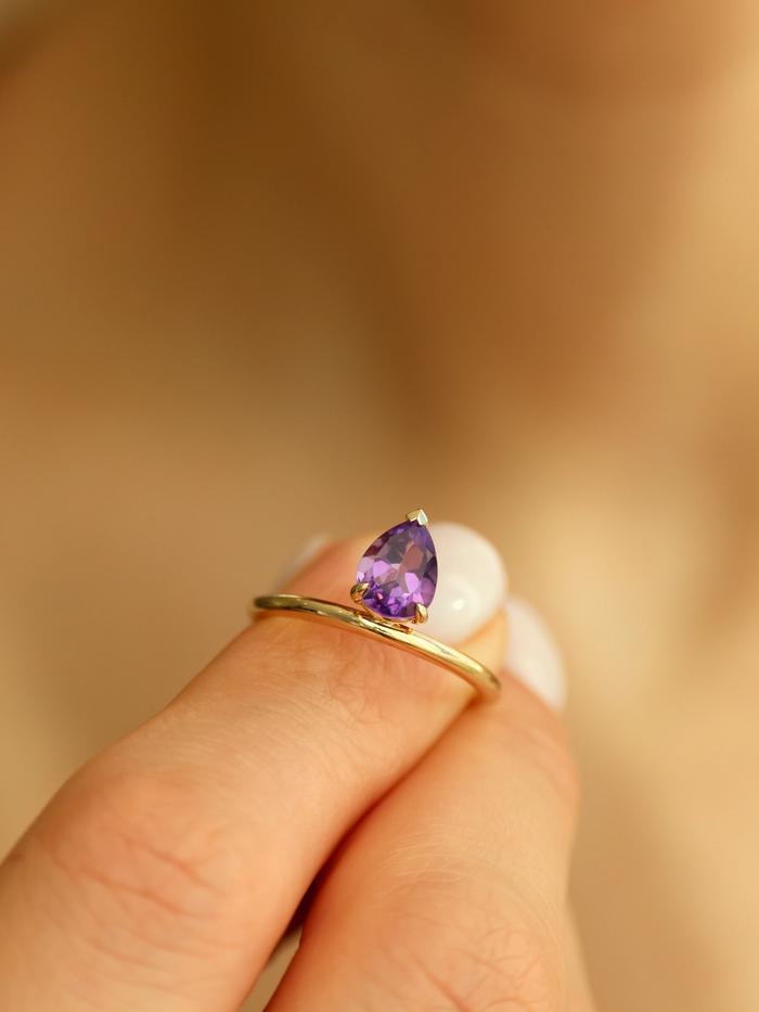 Nangi fine jewelry - purple amethyst ring in yellow gold