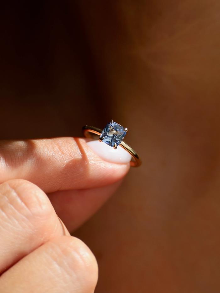 Nangi fine jewelry - blue ring in yellow gold