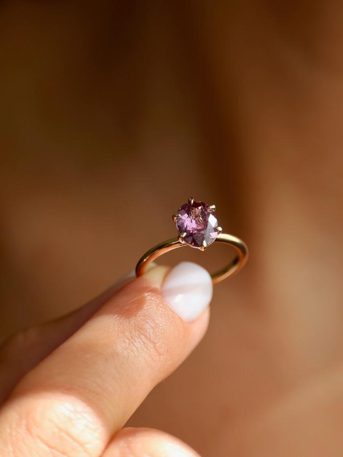 Nangi fine jewelry - purple ring in yellow gold