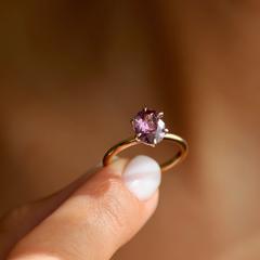 Nangi fine jewelry - purple ring in yellow gold