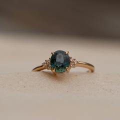 Nangi fine jewelry - teal / Peacock sapphire ring in yellow gold