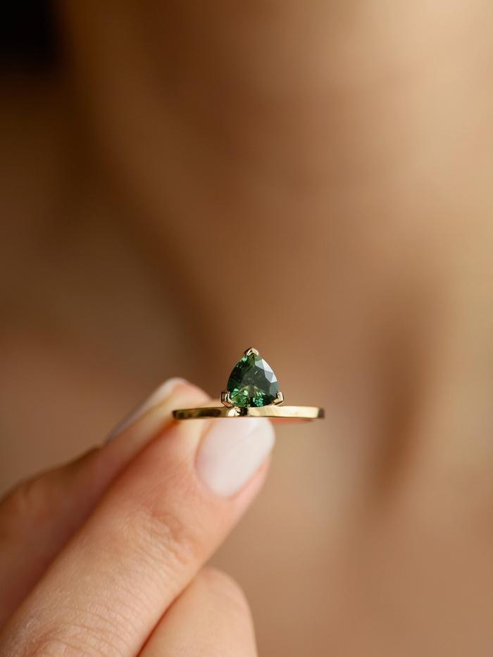Nangi fine jewelry - green ring in yellow gold