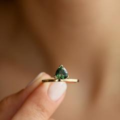 Nangi fine jewelry - green ring in yellow gold