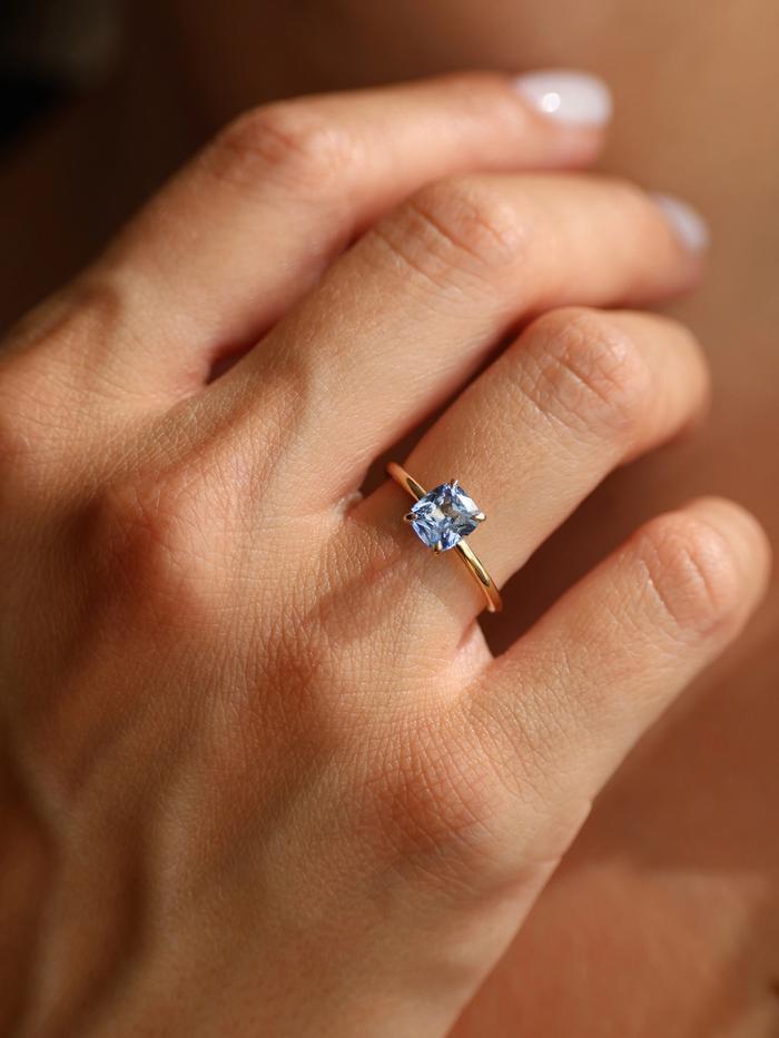 Nangi fine jewelry - blue ring in yellow gold