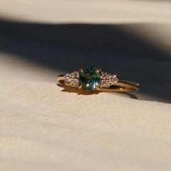 Nangi fine jewelry - teal / Peacock sapphire ring in yellow gold