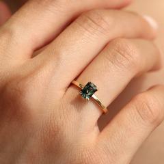 Nangi fine jewelry - green ring in yellow gold