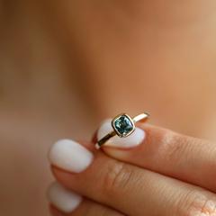 Nangi fine jewelry - teal / Peacock sapphire ring in yellow gold