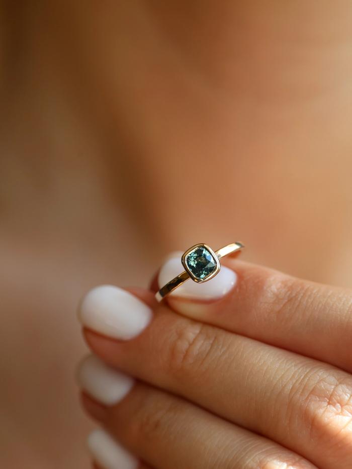 Nangi fine jewelry - teal / Peacock sapphire ring in yellow gold