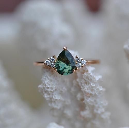 Nangi fine jewelry - green sapphire ring in rose_gold
