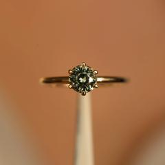 Nangi fine jewelry - green sapphire ring in yellow gold