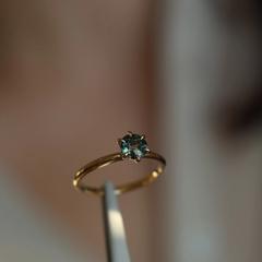 Nangi fine jewelry - green sapphire ring in yellow gold