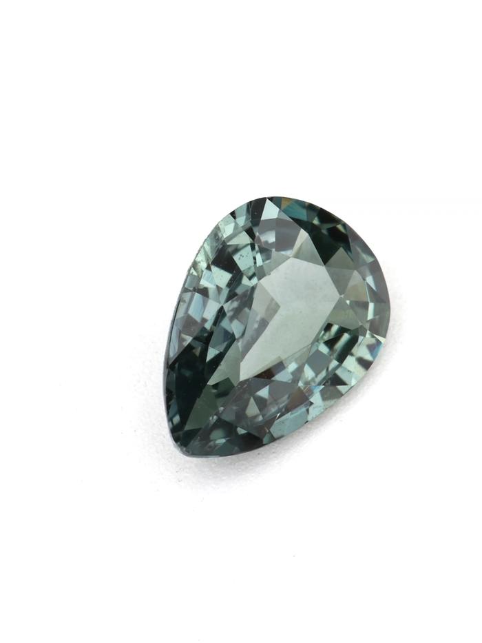 Nangi fine jewelry - green gemstone in gold